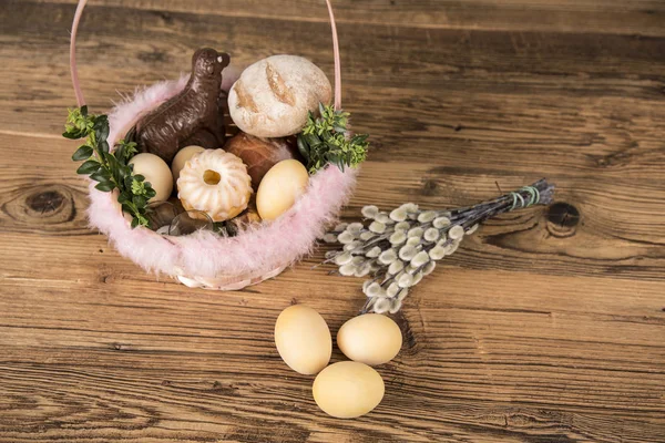 Ostern. farbenfrohe Palmen und Sockel. Lebensmittel für Osterkerzen. Eier — Stockfoto