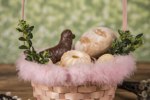 Ostern. farbenfrohe Palmen und Sockel. Lebensmittel für Osterkerzen. Eier — Stockfoto