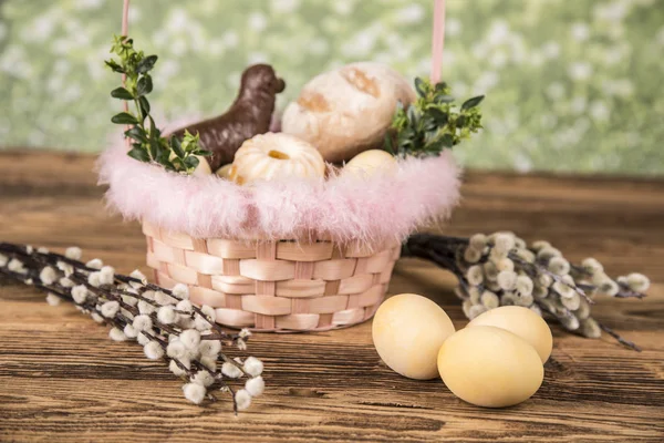 Húsvéti. Színes pálmák és a bázis. Élelmiszerek húsvéti gyertyák. Tojás — Stock Fotó