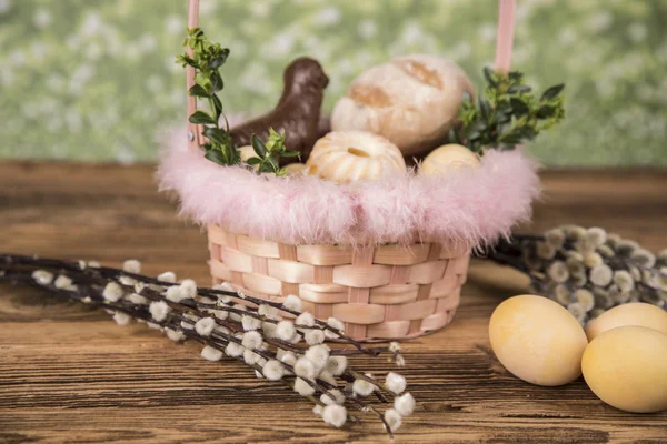 Húsvéti. Színes pálmák és a bázis. Élelmiszerek húsvéti gyertyák. Tojás — Stock Fotó