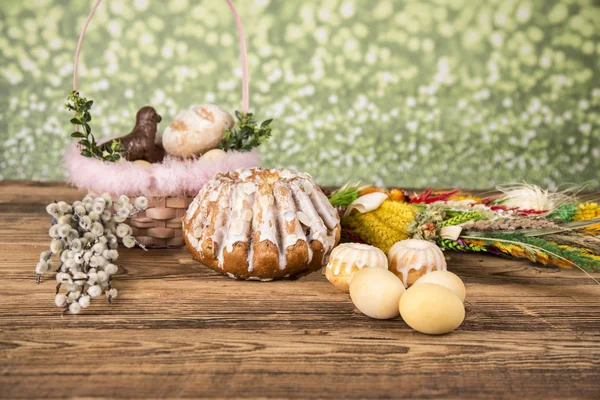 Ostern. farbenfrohe Palmen und Sockel. Lebensmittel für Osterkerzen. Eier — Stockfoto