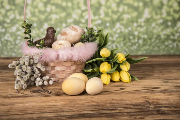 Semana Santa. Palmeras coloridas y base. Alimentos para velas de Pascua. Huevos —  Fotos de Stock