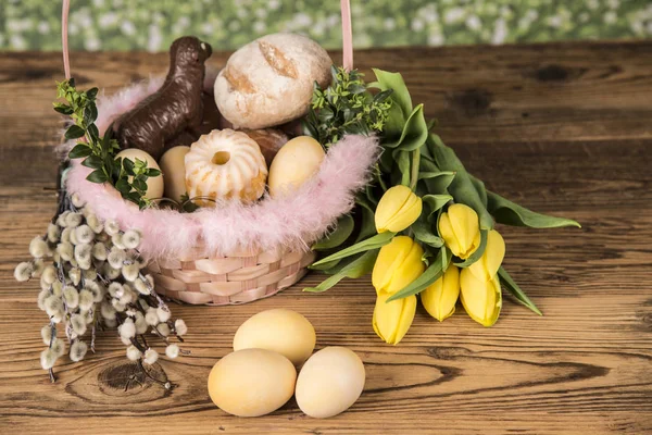 Ostern. farbenfrohe Palmen und Sockel. Lebensmittel für Osterkerzen. Eier — Stockfoto