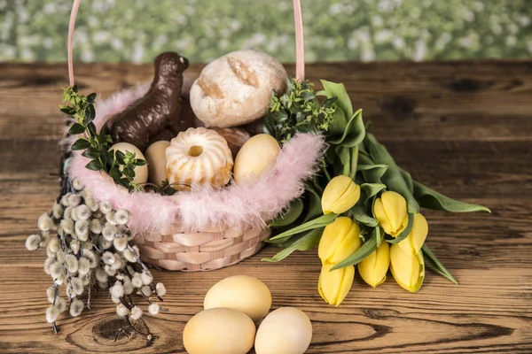 Semana Santa. Palmeras coloridas y base. Alimentos para velas de Pascua. Huevos — Foto de Stock