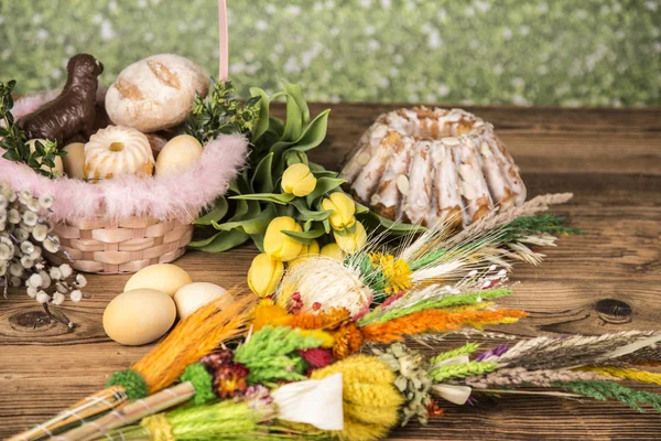 Pâques. Palmiers colorés et base. Aliments pour bougies de Pâques. Oeufs — Photo