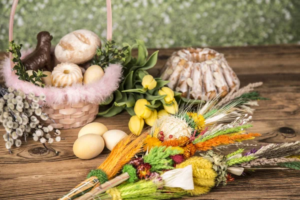 Pâques. Palmiers colorés et base. Aliments pour bougies de Pâques. Oeufs — Photo