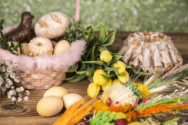 Pâques. Palmiers colorés et base. Aliments pour bougies de Pâques. Oeufs — Photo