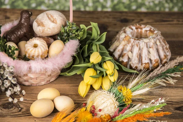 Ostern. farbenfrohe Palmen und Sockel. Lebensmittel für Osterkerzen. Eier — Stockfoto