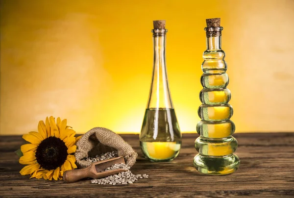 Sunflower oil in a bottle and sunflower flowers and sunflower se — Stock Photo, Image