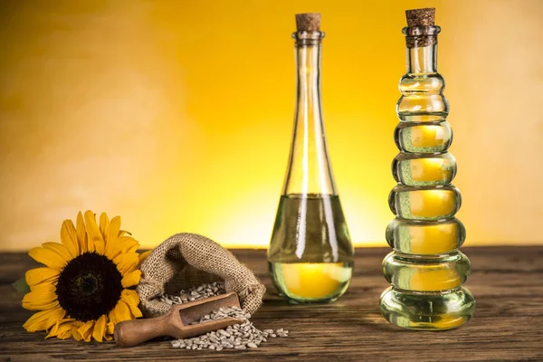 Sunflower oil in a bottle and sunflower flowers and sunflower se — Stock Photo, Image