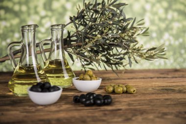 Ahşap tabonda zeytinyağı, zeytin ağacı ve yeşil ve siyah zeytin
