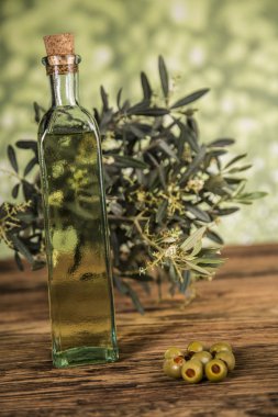 Zeytinyağı, zeytinyağı ve yeşil zeytin, zeytinyağı şişeleri