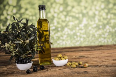 Ahşap tabonda zeytinyağı, zeytin ağacı ve yeşil ve siyah zeytin