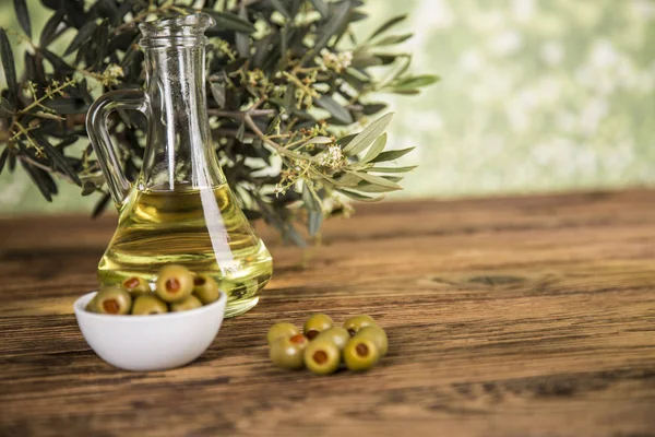 Aceite de oliva, olivo y aceitunas verdes, botellas de aceite de oliva — Foto de Stock
