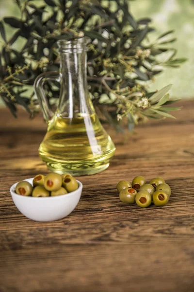 Aceite de oliva, olivo y aceitunas verdes, botellas de aceite de oliva — Foto de Stock