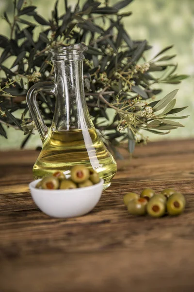 Olive oil, olive tree and green olives, bottles of olive oil — Stock Photo, Image