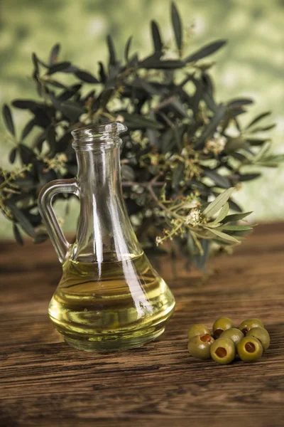 Olive oil, olive tree and green olives, bottles of olive oil — Stock Photo, Image