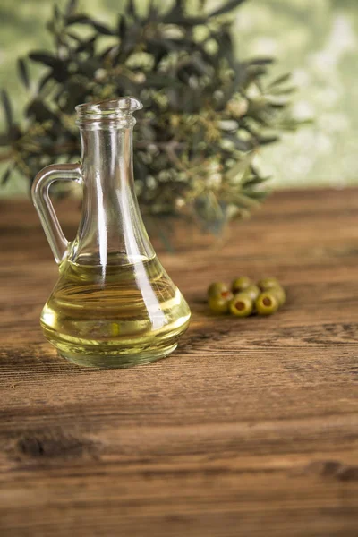 Olivový olej, olivovník a zelené olivy, láhve olivového oleje — Stock fotografie