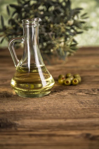 Aceite de oliva, olivo y aceitunas verdes, botellas de aceite de oliva — Foto de Stock