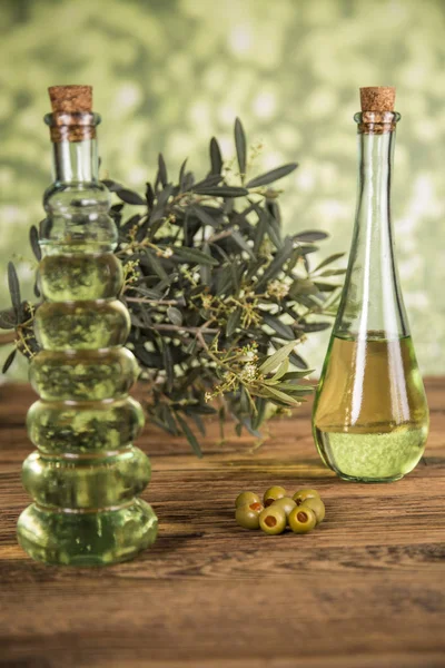 Huile d'olive, olivier et olives vertes, bouteilles d'huile d'olive — Photo