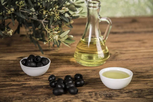 Azeite e oliveira e azeitonas e garrafas pretas com azeitona — Fotografia de Stock