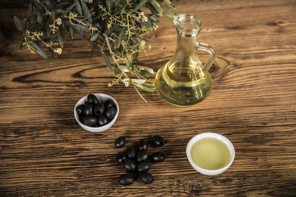 Olívaolaj és olajfa, valamint fekete olajbogyó és olajbogyót tartalmazó üvegek — Stock Fotó