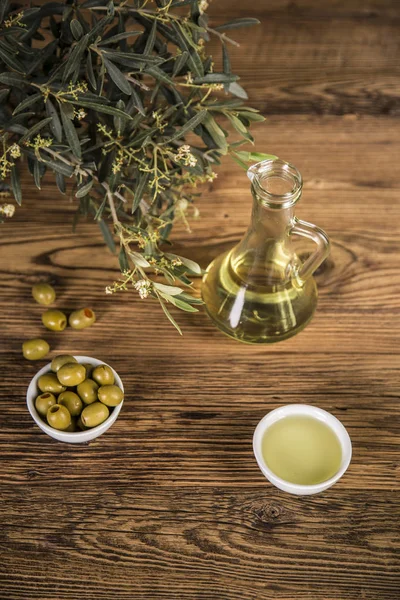 Aceite de oliva, olivo y aceitunas verdes, botellas de aceite de oliva — Foto de Stock