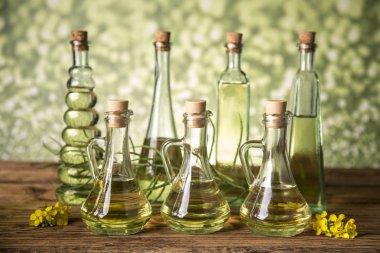Kolza yağı ile şişe ve carafes tohum ve tecavüz çiçekleri