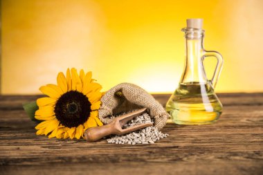 Bir şişe ve ayçiçeği çiçek ve ayçiçeği se ayçiçek yağı