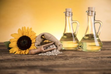 Bir şişe ve ayçiçeği çiçek ve ayçiçeği se ayçiçek yağı