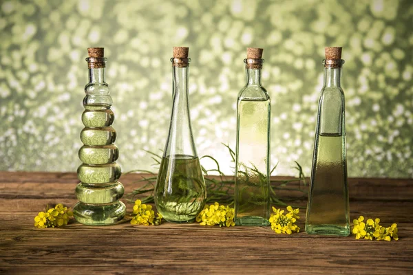 Kolza yağı ile şişe ve carafes tohum ve tecavüz çiçekleri — Stok fotoğraf