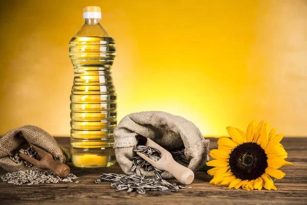 ボトルとヒマワリの種とヒマワリのヒマワリ油 — ストック写真