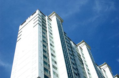 Şehir binaları sonbahar mavi gökyüzünde ve sıcak güneş ışığında açıkça görülebilir.