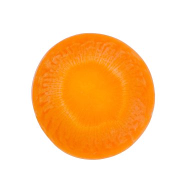 Beyaz arkaplanda izole edilmiş taze havuç diliminin üst görünümünü kapat, Dosya kırpma yolu içerir.