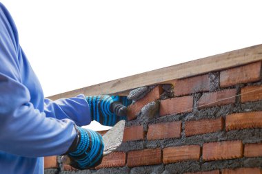 Çimento ve beyaz arka plan üzerinde izole tuğla çimento yükleme duvarla, dosyası kırpma yolu içerir..