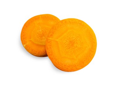 Beyaz arkaplanda izole edilmiş taze havuç diliminin üst görünümünü kapat, Dosya kırpma yolu içerir.