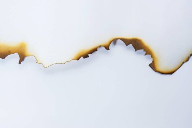 kenarları beyaz gölge beyaz arka plan ve metin kopya alanı ile yanmış kağıt kapatın.