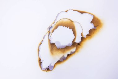 beyaz zemin üzerine Yakılan kenarları ile delik kağıt kadar yakın