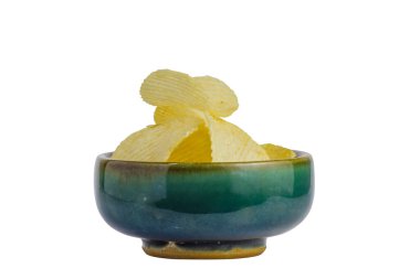 Kızarmış patates cipsi meze beyaz arka plan üzerinde abur cubur izole kase kapatın. Dosyada, kırpma yolu.