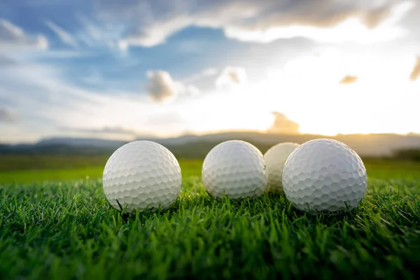 Fechar Bola Golfe Fundo Verde Com Pôr Sol — Fotografia de Stock