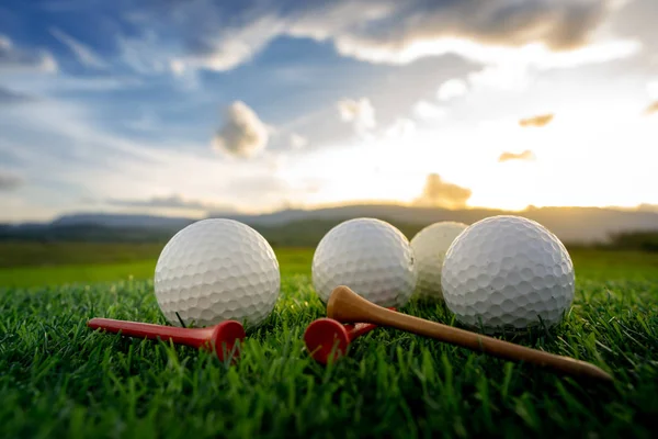 Nahaufnahme Des Golfballs Und Der Abschlagspangen Auf Dem Grünen Hintergrund — Stockfoto