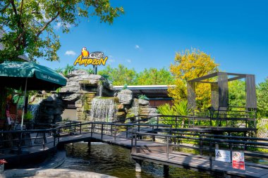 : Phetchabun, Thailand - 27 Ekim 2018: Cafe Amazon kafede BK petrol istasyonu üzerinde 27 Ekim 2018. şelale ile dükkanının.