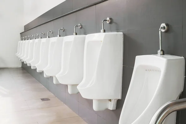 Gros Plan Des Urinoirs Céramique Blanche Toilettes Publiques Pour Homme — Photo