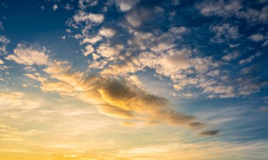 Akşamları bulutlu mavi gökyüzü