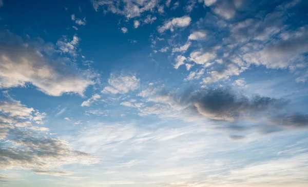 Blauwe Lucht Met Avonds Bewolking — Stockfoto