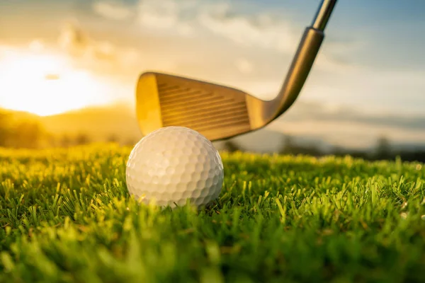 Közelről Vas Golflabda Zöld Golfpálya Naplemente Háttérben Sport Szabadtéri — Stock Fotó
