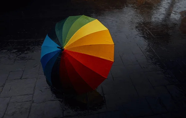 Sám Duhového Deštníku Černé Podlaze Vně Budovy Když Prší Období — Stock fotografie