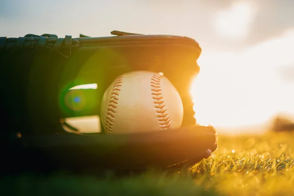 Beisebol Luva Gramado Pôr Sol Dia Noite Com Raios Sol — Fotografia de Stock