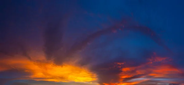 Hintergrundpanorama Des Abendhimmels Und Des Wolkenabends Nach Sonnenuntergang — Stockfoto