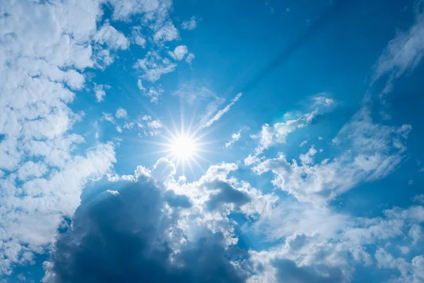 Blauwe Lucht Met Wolken Zon Schijnt Met Zonnestralen Dag — Stockfoto